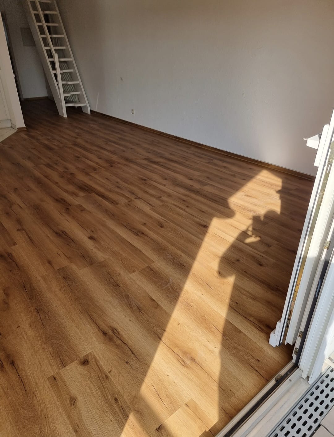 Neu verlegter Boden in Holzoptik