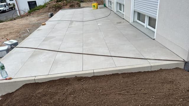 Große Terrassenfläche mit Platten am Neubau